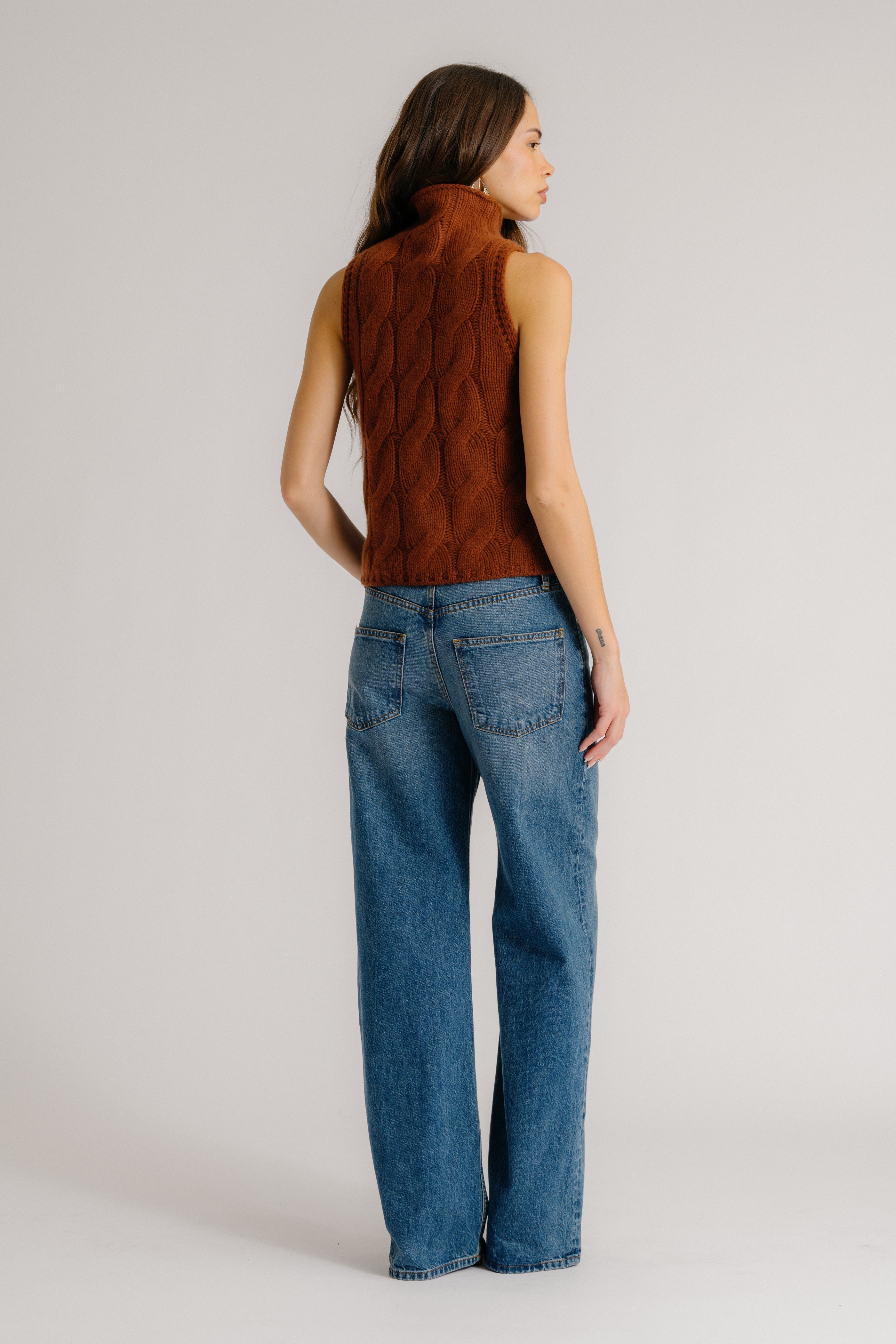 SALVIA SLEEVELESS CASHMERE CABLE TURTLENECK | MAHOGANY