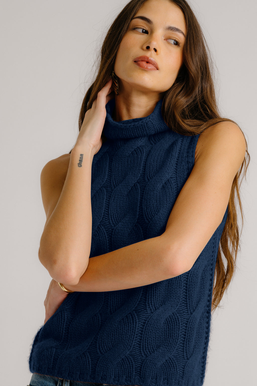 SALVIA SLEEVELESS CASHMERE CABLE TURTLENECK | MIDNIGHT NAVY
