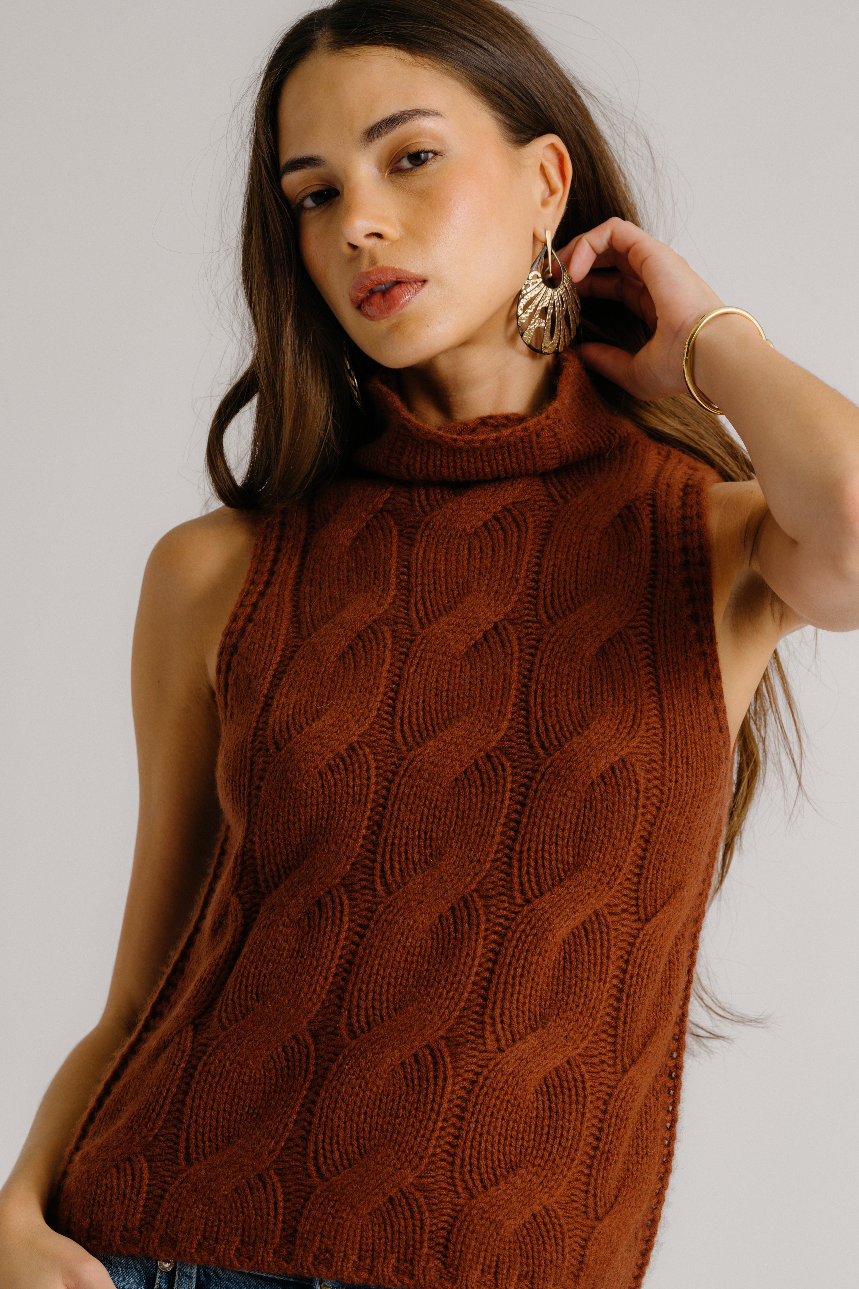 SALVIA SLEEVELESS CASHMERE CABLE TURTLENECK | MAHOGANY