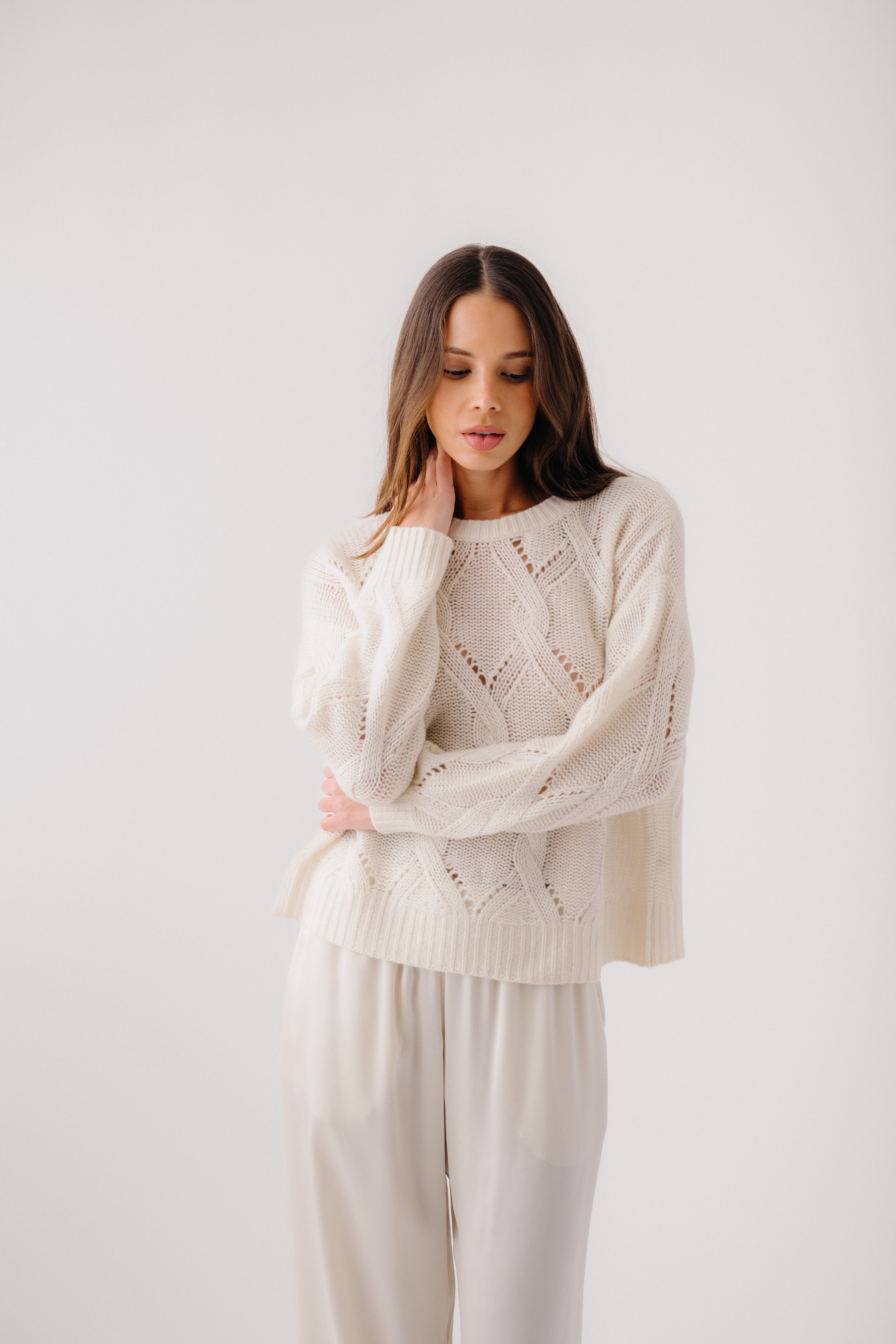 GIA SLOUCHY CABLE KNIT CASHMERE CREWNECK SWEATER | GARDENIA