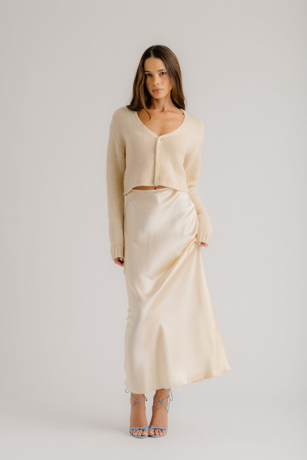 BIANCO CROPPED V-NECK CASHMERE CARDIGAN | BUTTERCREAM