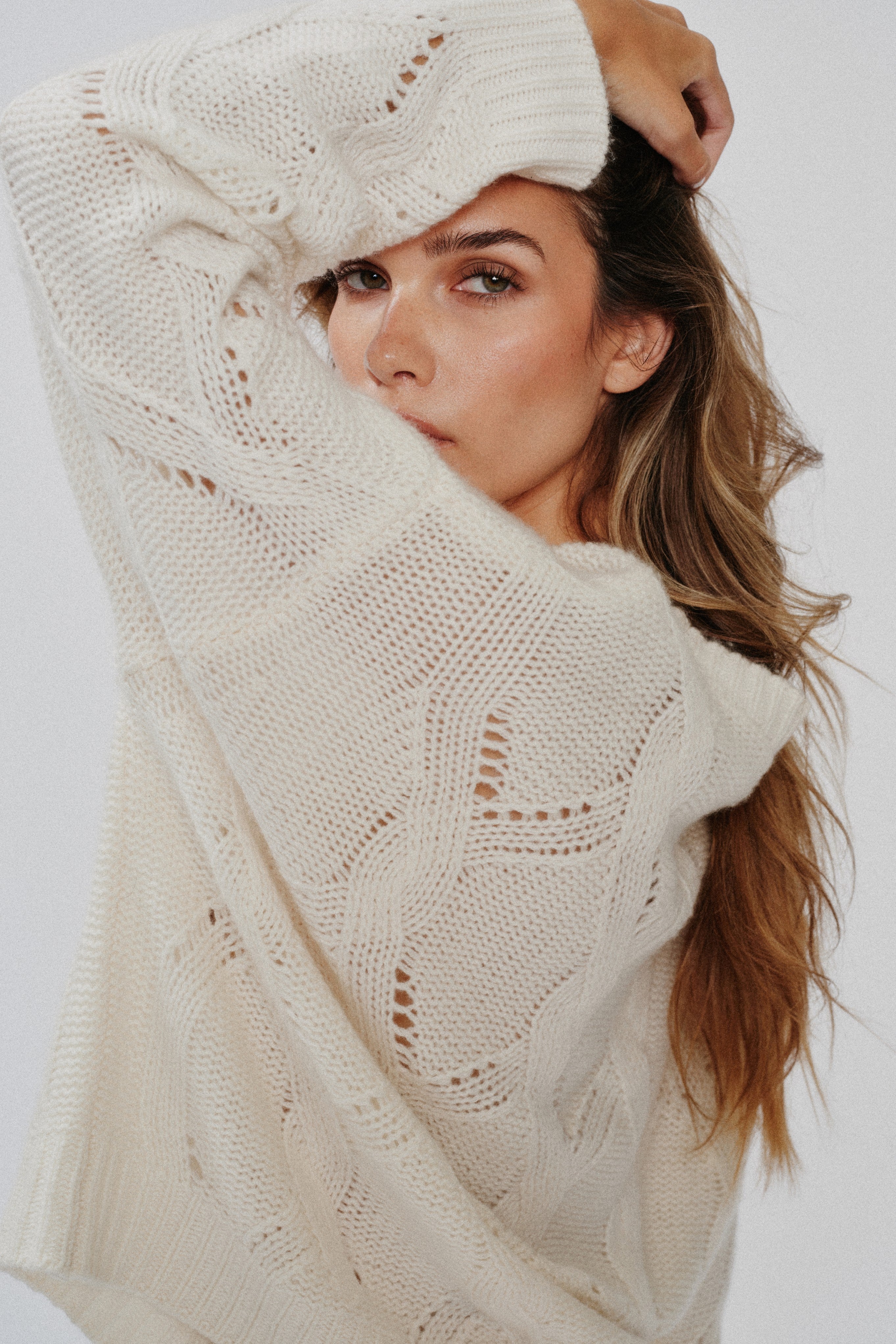 GIA SLOUCHY CABLE KNIT CASHMERE CREWNECK SWEATER | GARDENIA